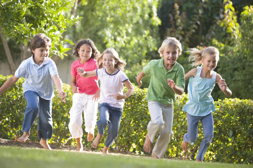 Freunde spielen im Garten